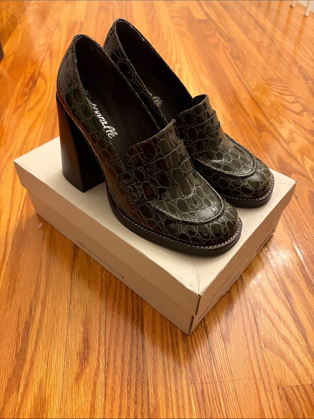 BNIB L’Intervalle Olive Croc-Embossed Leather Block Heel Loafers